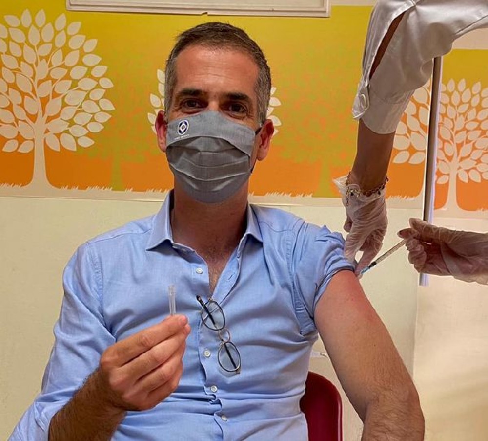 Μπακογιάννης: Δεύτερη δόση του εμβολίου με το&#8230; καπάκι στο χέρι