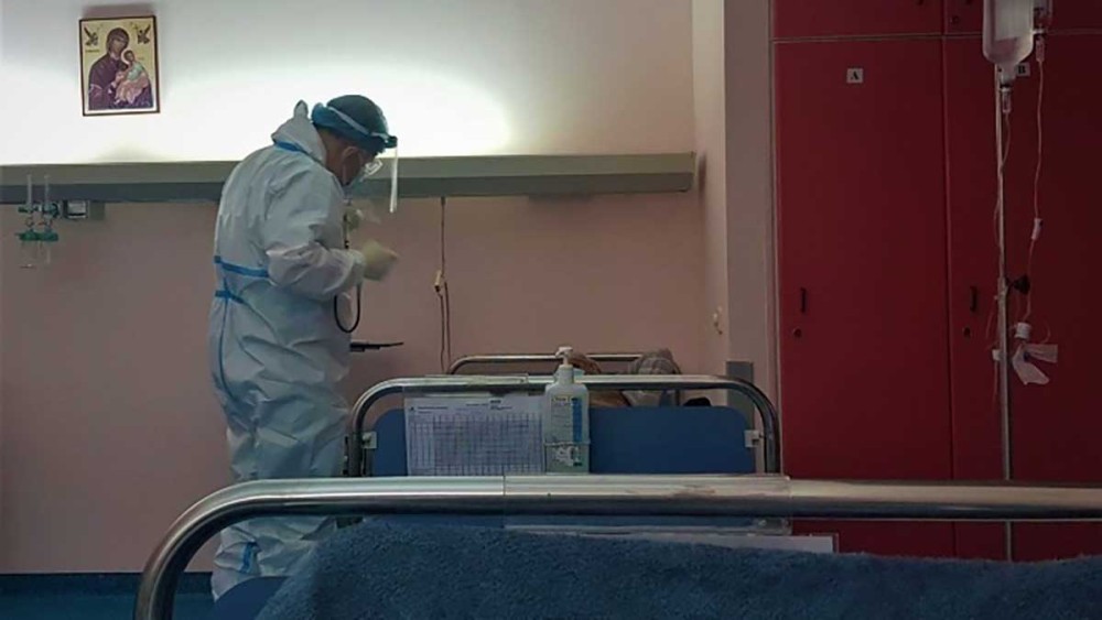 Κορωνοϊός: Γεμίζουν τα νοσοκομεία με ανεμβολίαστους νέους