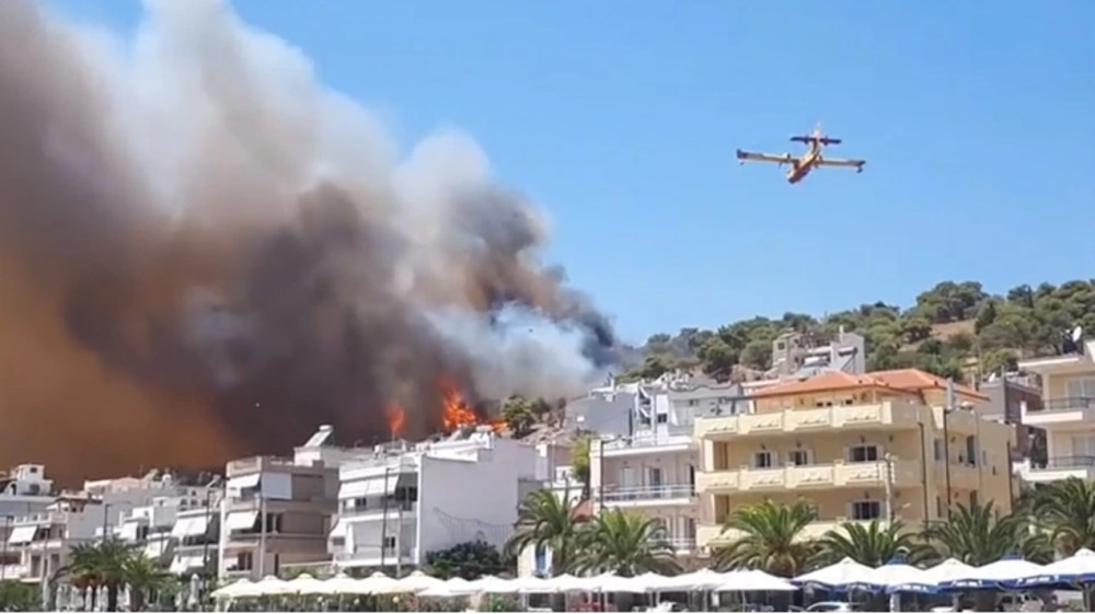 Υπό έλεγχο η πυρκαγιά στον Αγ. Νικόλα στη Σαλαμίνα &#8211; Μαίνεται η φωτιά στο Ναύπλιο