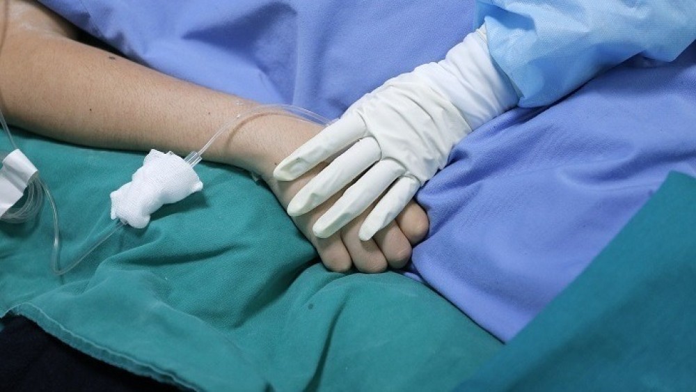 Κορωνοϊός: Τρεις έγκυες σε ΜΕΘ &#8211; Ανεμβολίαστο το 95% των ασθενών