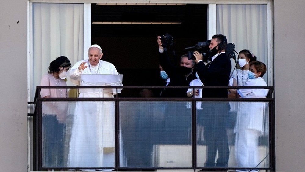 Ρώμη: Ο Πάπας ευλόγησε τους πιστούς από το νοσοκομείο Τζεμέλι, όπου χειρουργήθηκε