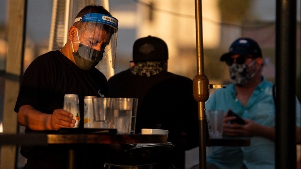 CDC: Οι πλήρως εμβολιασμένοι να φορούν μάσκα σε κλειστούς χώρους, λόγω της παραλλαγής Δέλτα