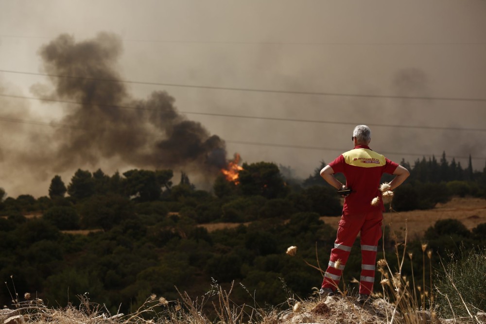 Φωτιά στη Βαρυμπόμπη: Διεκόπη η κυκλοφορία στην Αθηνών-Λαμίας