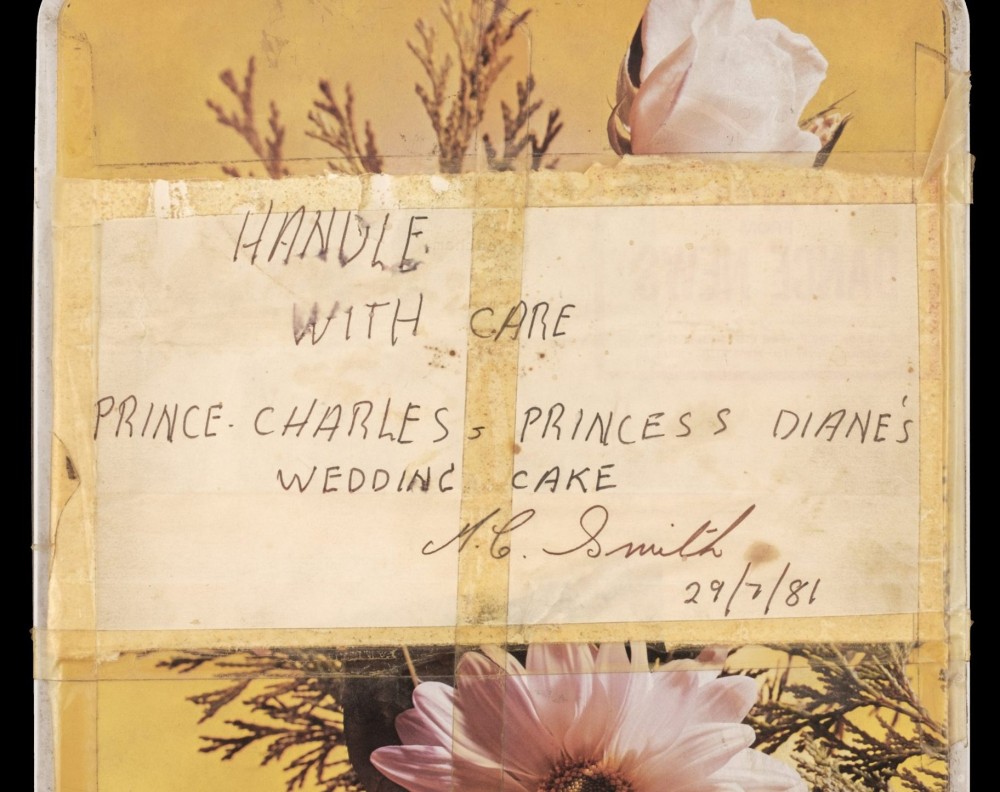 Βρετανία: Ένα κομμάτι τούρτας από τον γάμο του Καρόλου με την Νταϊάνα πουλήθηκε 2.620 ευρώ