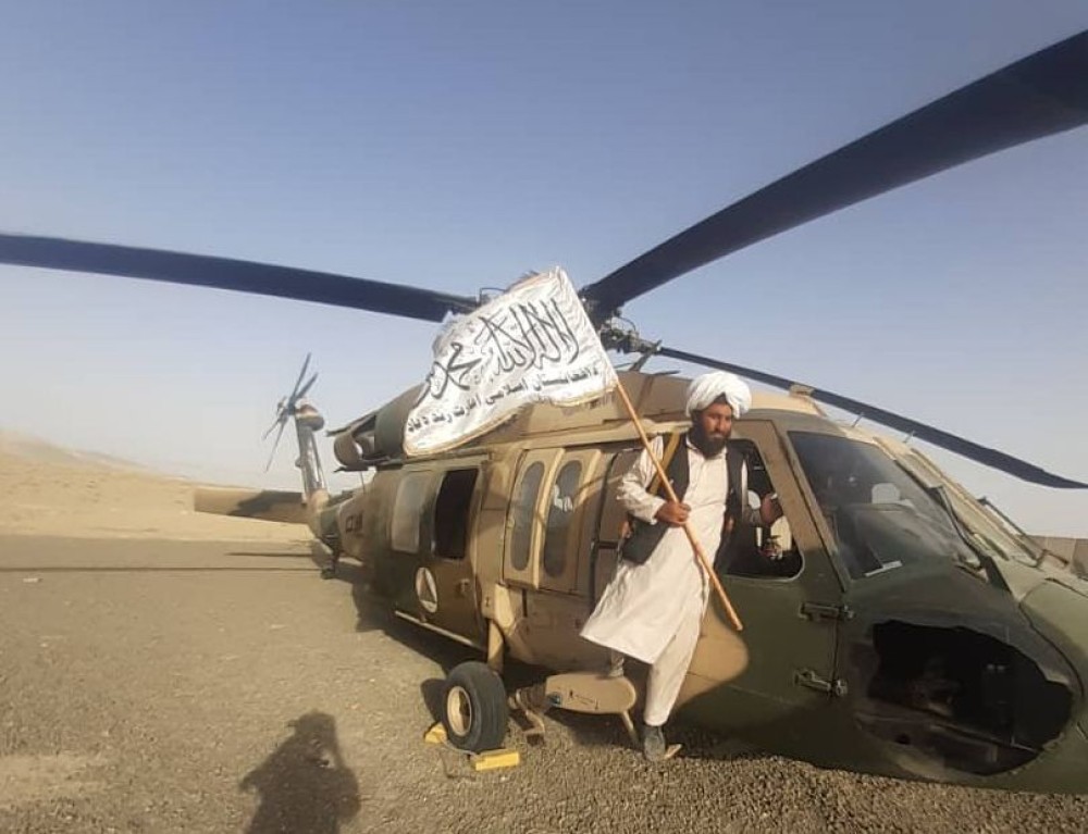Αφγανιστάν: Οι Ταλιμπάν επιδεικνύουν κατασχεμένα αμερικανικά ελικόπτερα του αφγανικού στρατού (vid, pics)
