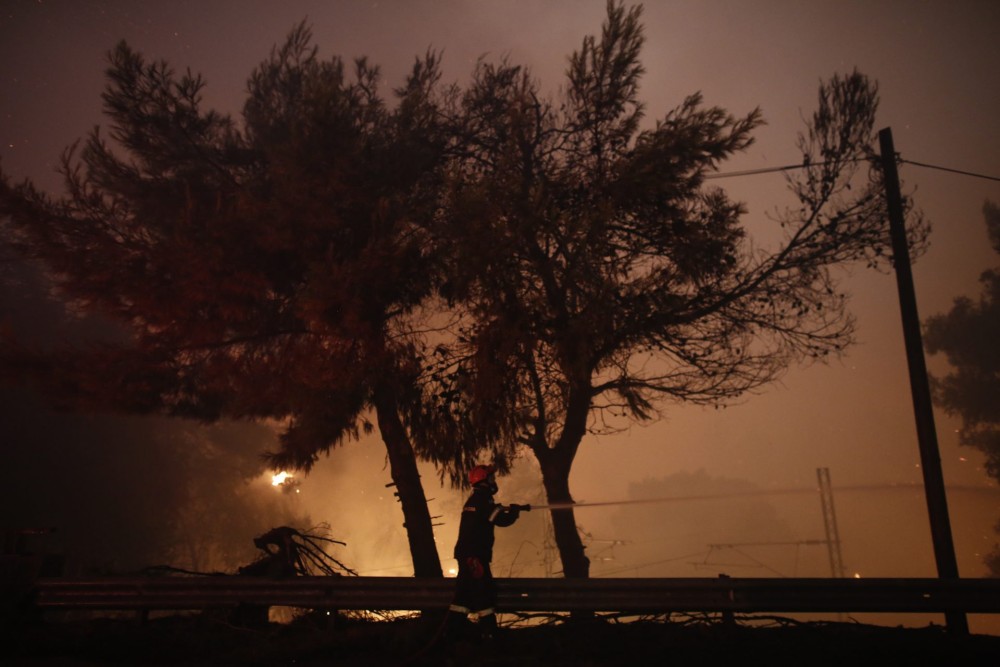 Πύρινος εφιάλτης στη Βόρεια Αττική &#8211; «Μάχη» με τον χρόνο δίνει η πυροσβεστική