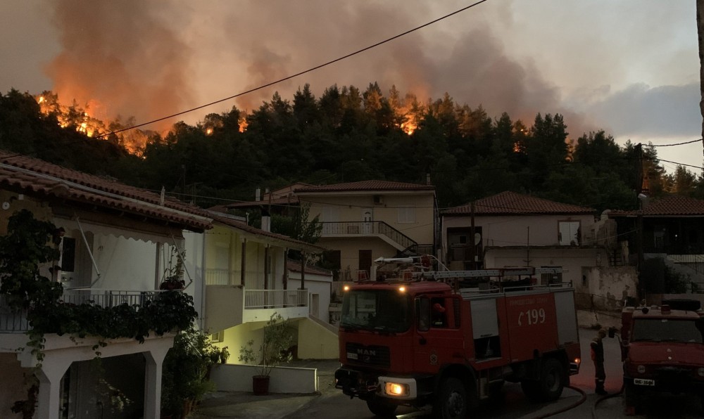 Μαίνεται η πυρκαγιά στην Εύβοια &#8211; Μήνυμα εκκένωσης για τρεις οικισμούς