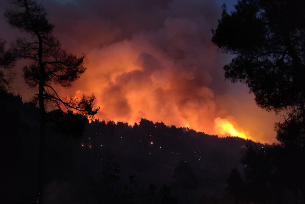 Εύβοια: Στη Στροφυλιά η φωτιά &#8211; Μάχη για να μείνουν οι φλόγες μακριά από το Μαντούδι