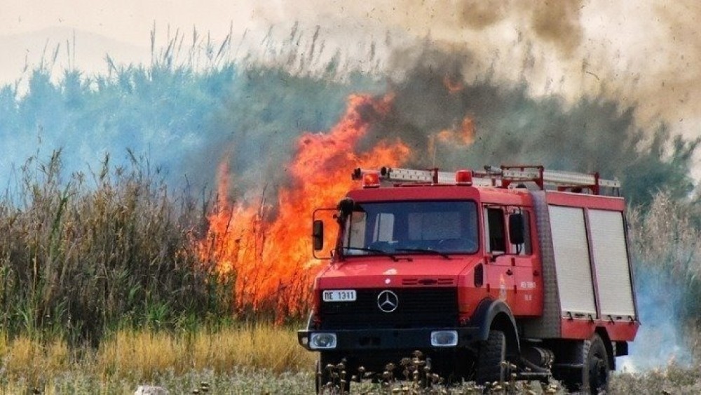 Μαίνεται η φωτιά στην Ανατολική Μάνη-Καίει σε ορεινή και δύσβατη περιοχή της Δεσφίνας