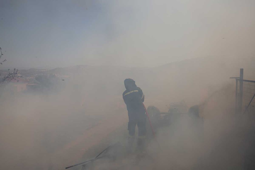 Πυρκαγιά στα Βίλια: Εκκενώνονται και άλλοι οικισμοί
