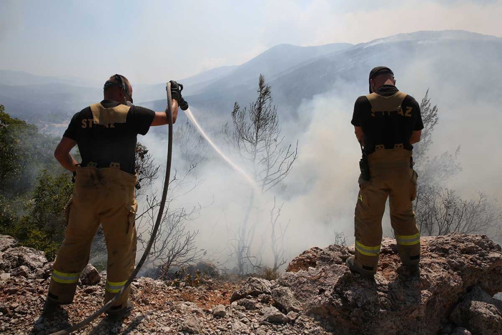 Πυρκαγιές: Καλή η κατάσταση στα Βίλια- Στο Παλαιοχώρι επικεντρώνονται οι πυροσβέστες