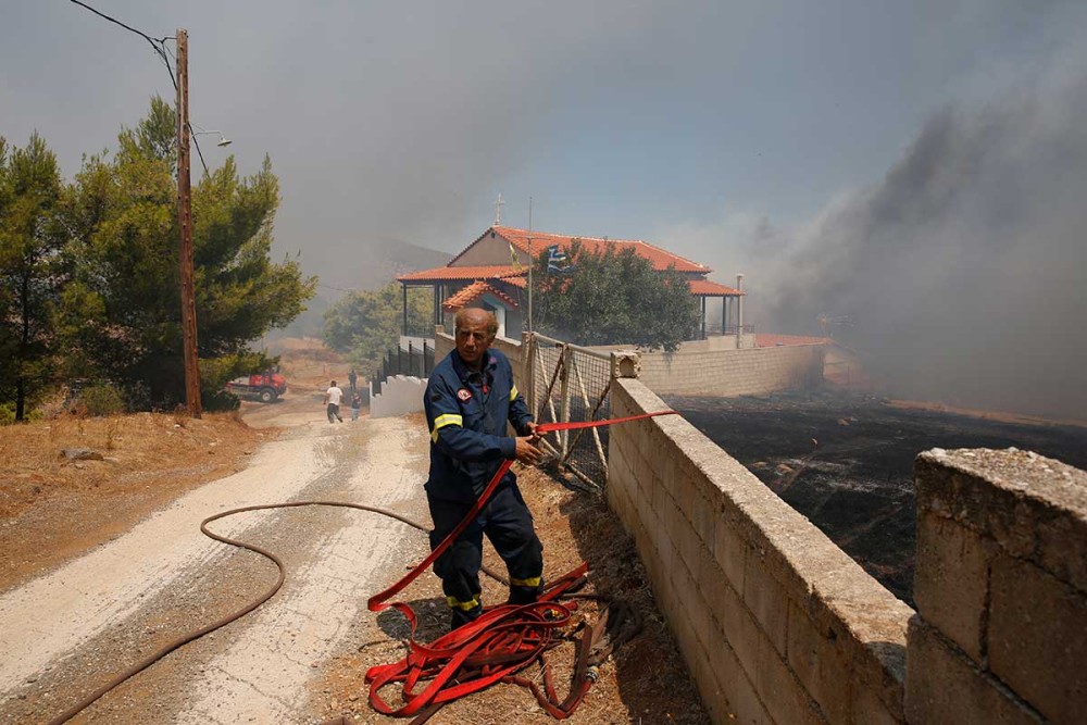 Φωτιές σε Κερατέα και Βίλια: &#8220;Ενδείξεις εμπρησμού&#8221; καταγγέλουν οι δήμαρχοι Λαυρεωτικής και Μάνδρας