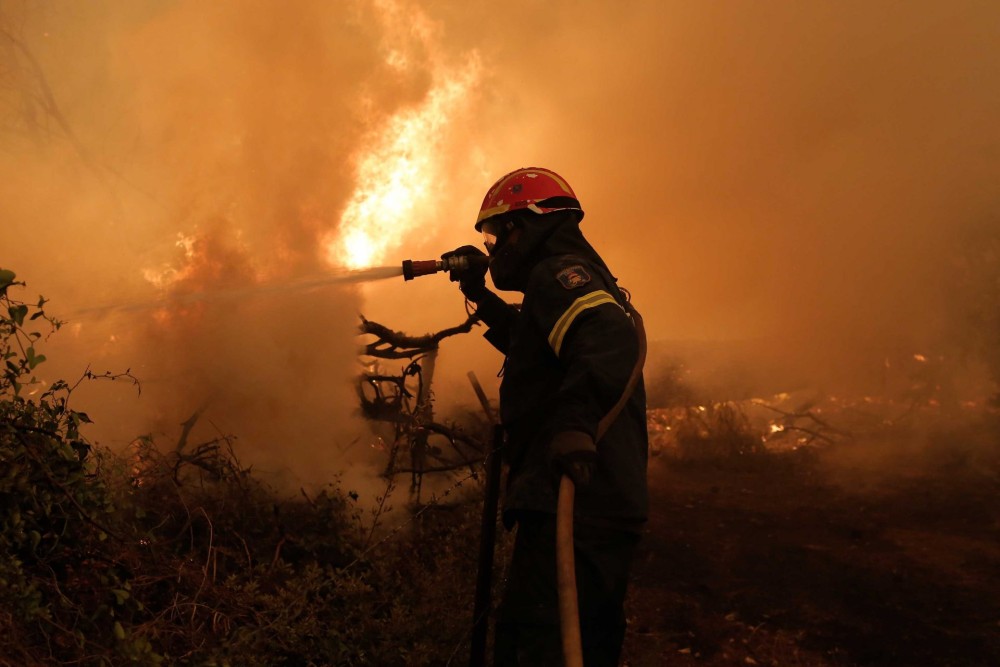 Διάσπαρτες εστίες φωτιάς στη Γορτυνία-Ξεκίνησαν να επιχειρούν και τα εναέρια μέσα