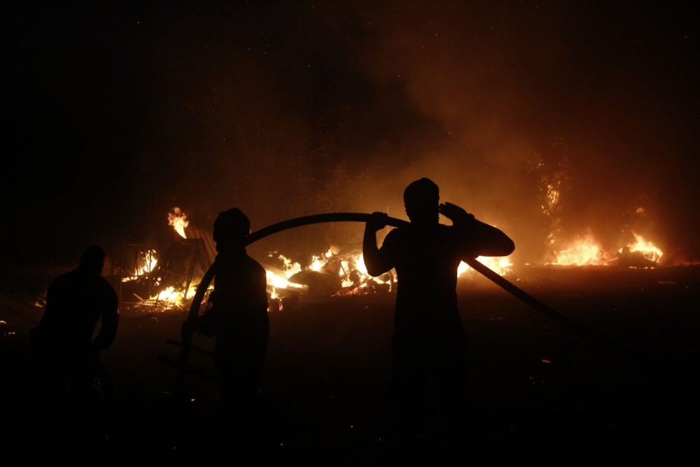 Βαρυμπόμπη: Ολονύχτιο θρίλερ με τις φλόγες &#8211; Ξεκίνησαν οι ρίψεις από τα εναέρια μέσα