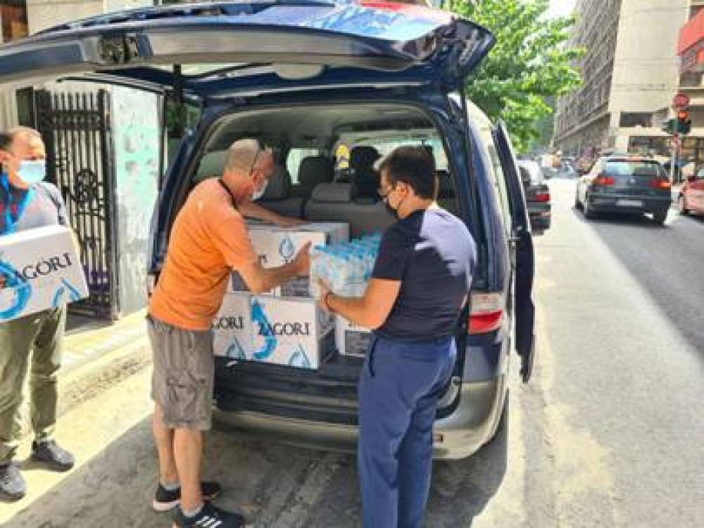 Μοίρασαν νερό σε άστεγους χρήστες του ΟΚΑΝΑ