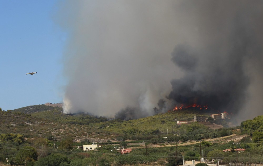 Μάχη με όλα τα μέσα στη μεγάλη πυρκαγιά στα Βίλια &#8211; Καλύτερη η εικόνα στην πυρκαγιά της Κερατέας