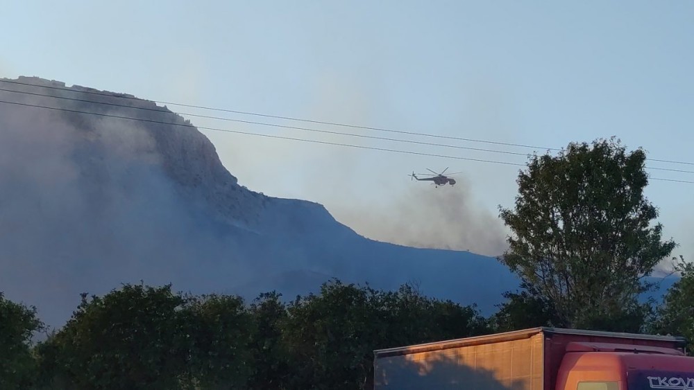 Φωτιά στην Αρχαία Κόρινθο: Μήνυμα εκκένωσης του Σολομού (vids)