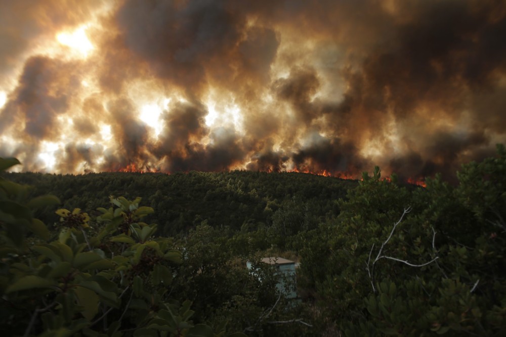 Β. Εύβοια: Αγωνία για τα χωριά Αμέλαντες, Σκεπαστή που τα κυκλώνουν οι φλόγες