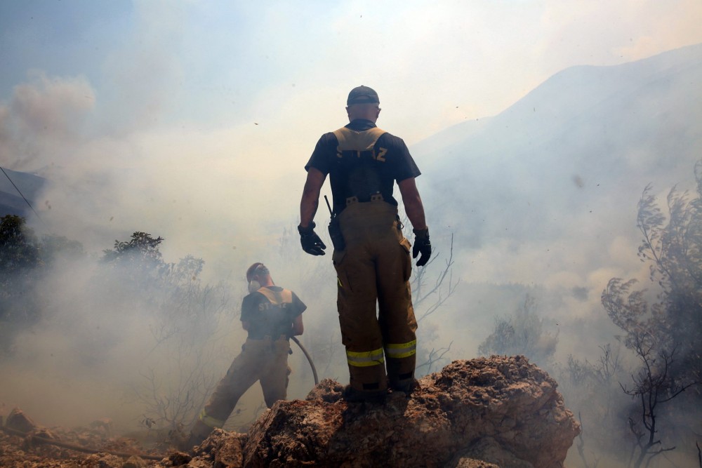 Πυρκαγιά στα Βίλια: Δεν απειλούνται οικισμοί- Βελτιωμένη η εικόνα