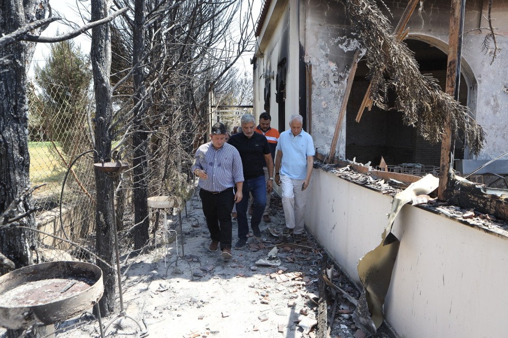 Στις 77 οι πληγείσες επιχειρήσεις από την μεγάλη πυρκαγιά στη Βαρυμπόμπη