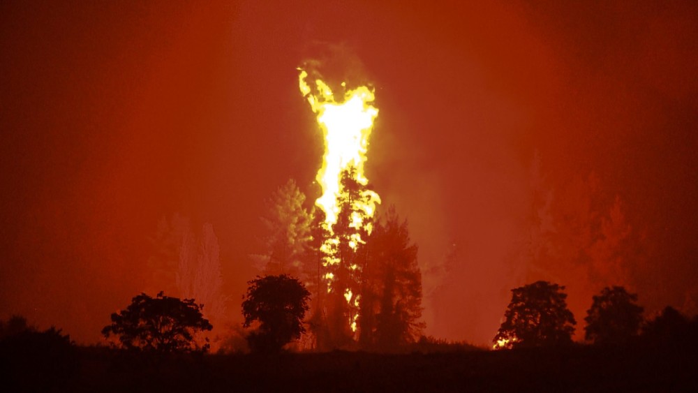 Πυρκαγιές από κεραυνούς σε Μάνδρα και Πόρτο Γερμενό