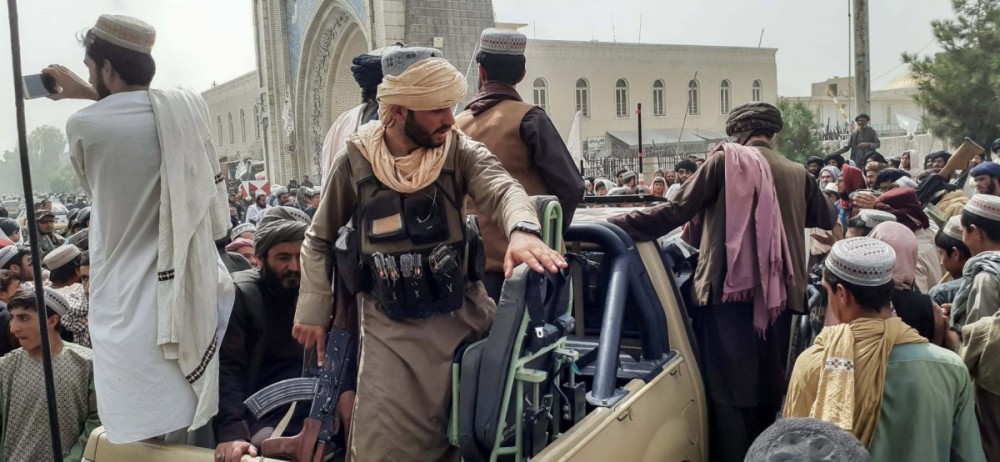 Ένοπλοι Ταλιμπάν καλούν πόρτα-πόρτα τους φοβισμένους Αφγανούς να επιστρέψουν στις δουλειές τους