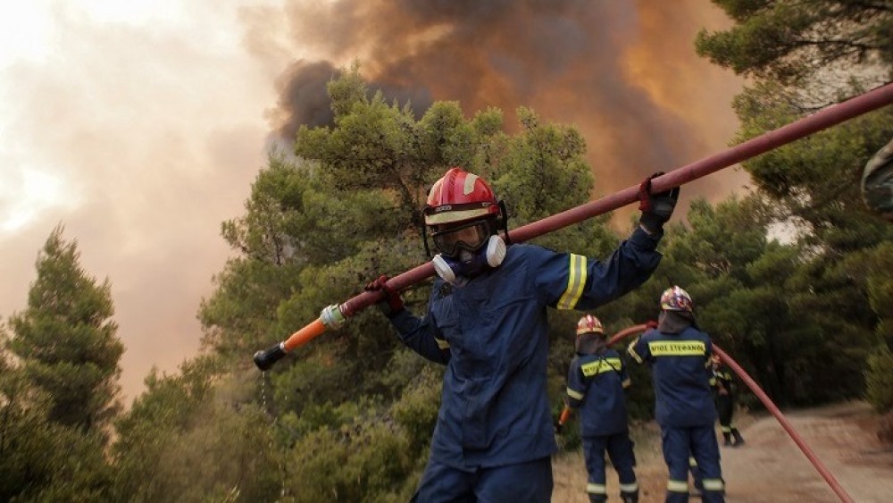 Συναγερμός: Κοντά στα σπίτια η φωτιά στη Δροσοπηγή