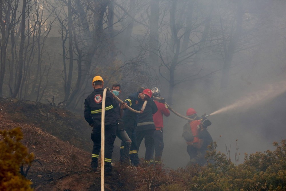 Φωτιές: Σκληρή μάχη με τις αναζωπυρώσεις δίνουν οι πυροσβέστες