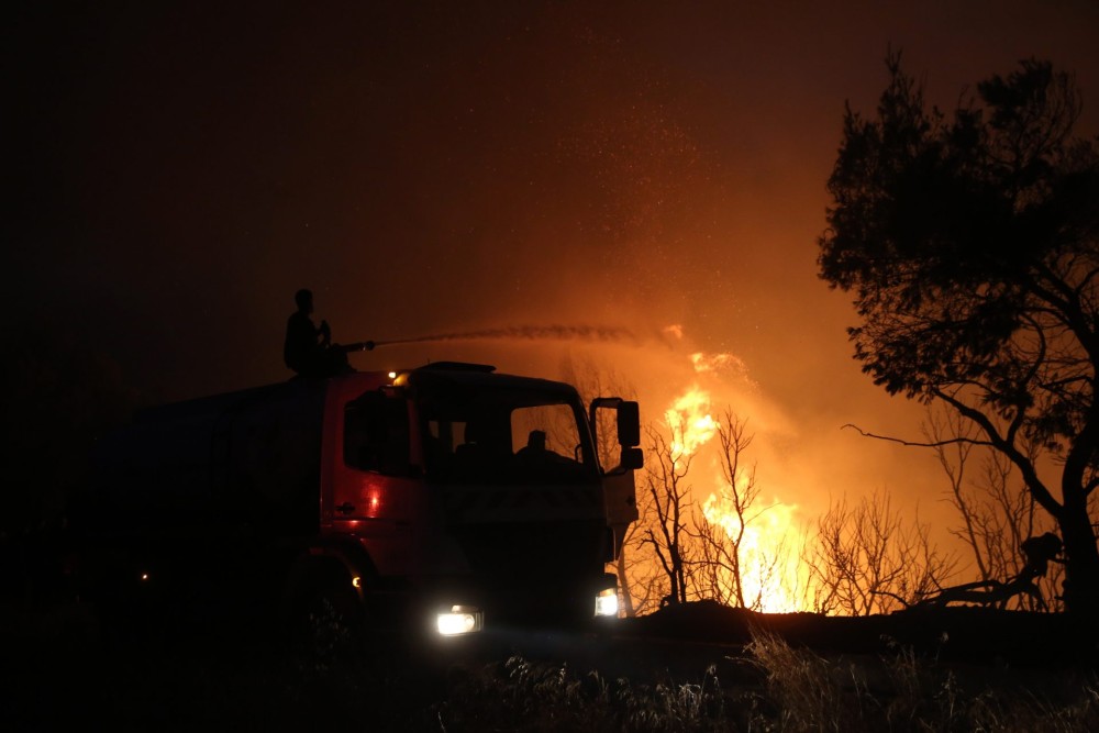 Ολονύχτιες περιπολίες στρατού και αστυνομίας για πρόληψη πυρκαγιών – 53 συλλήψεις εμπρηστών σε 15 μέρες