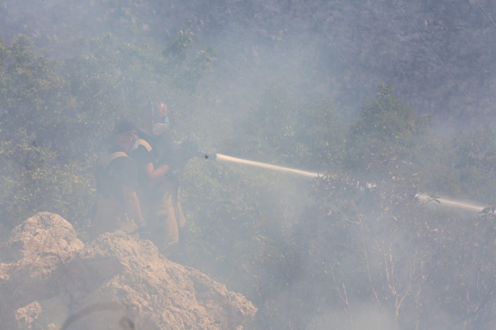 Bίλια: Μάχη για να μη φτάσει η φωτιά στον οικισμό -Σε ετοιμότητα οι κάτοικοι για να εκκενώσουν