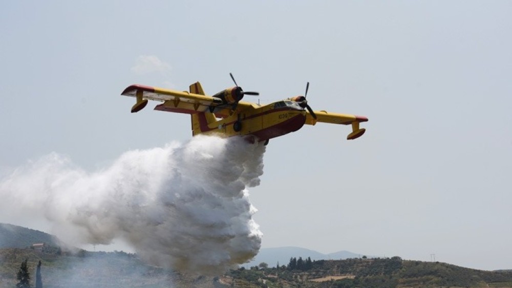 Μάχη με τις αναζωπυρώσεις στη Λίμνη Ευβοίας: Ξεκίνησαν τις ρίψεις τα αεροσκάφη
