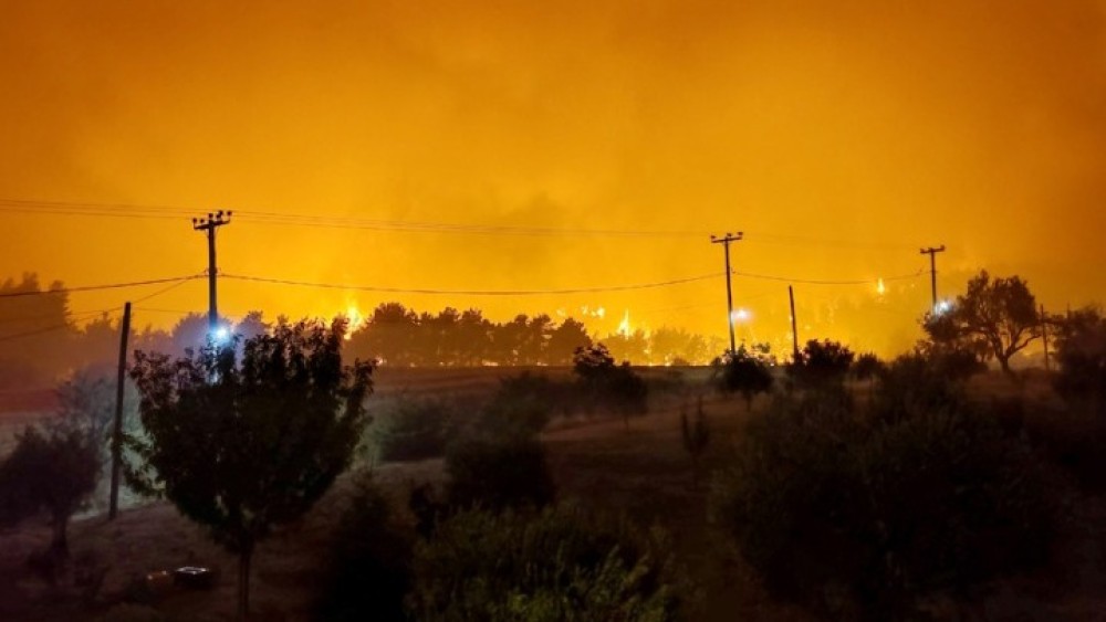 Σε κατάσταση έκτακτης ανάγκης η Λίμνη Ευβοίας-Στα 100 μέτρα από τις Κεχριές οι φλόγες
