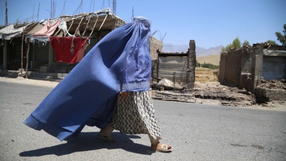 Αφγανιστάν: Βανδαλίστηκαν εικόνες γυναικών σε βιτρίνες στην Καμπούλ