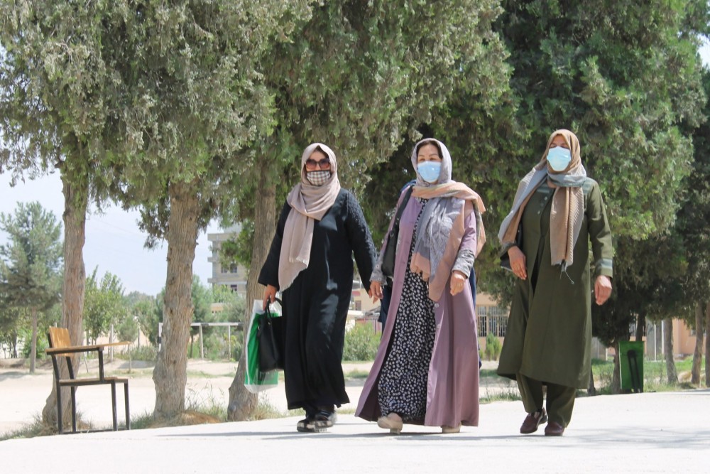Το Αφγανιστάν του φόβου: Γυναίκες καίνε χρωματιστά ρούχα και καλλυντικά