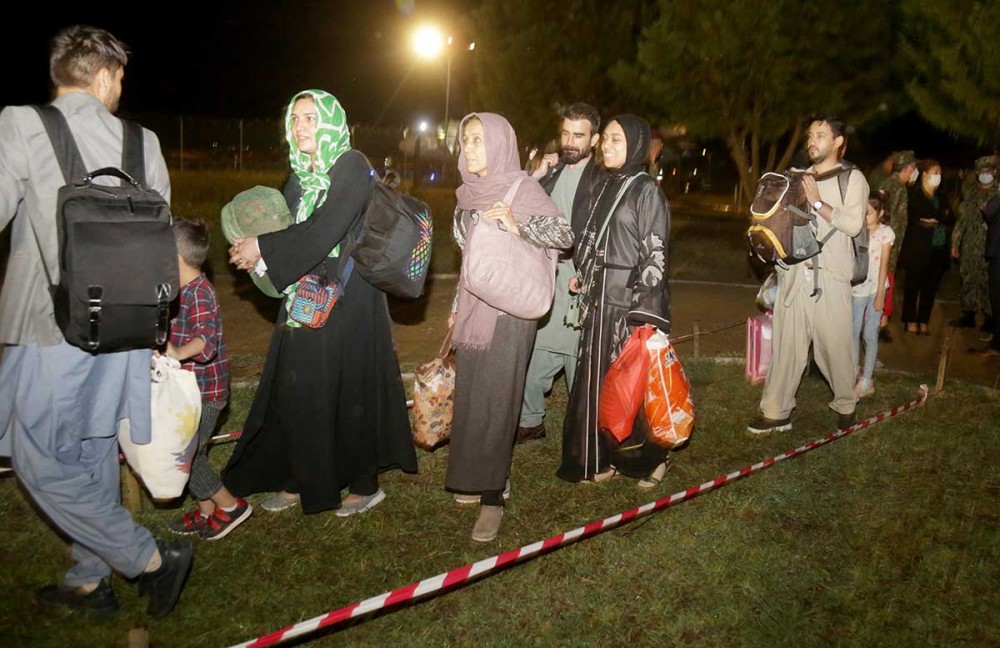 Οι πρώτοι 121 Αφγανοί πρόσφυγες έφθασαν στα Τίρανα