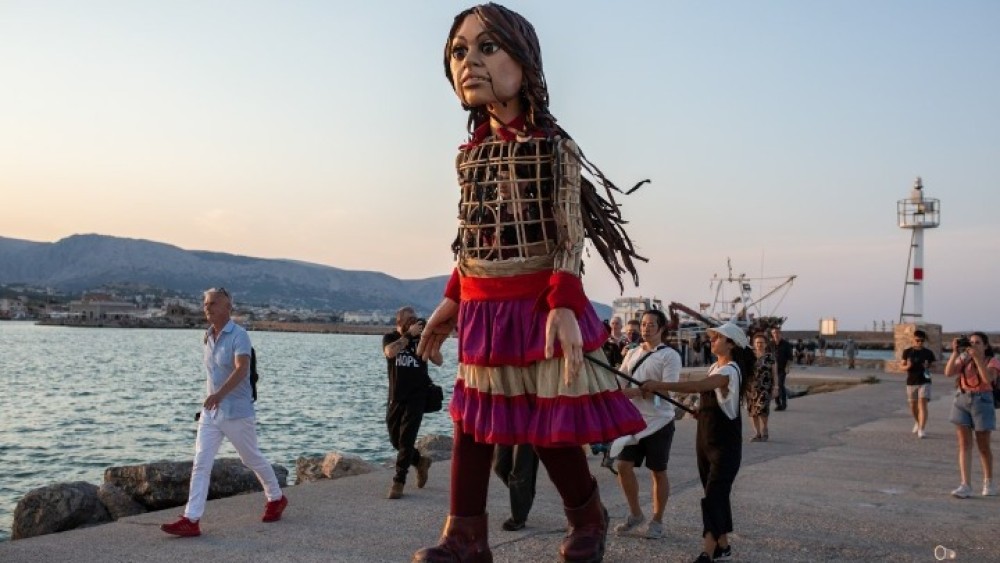 H μικρή Αμάλ αποχαιρετά την Ελλάδα