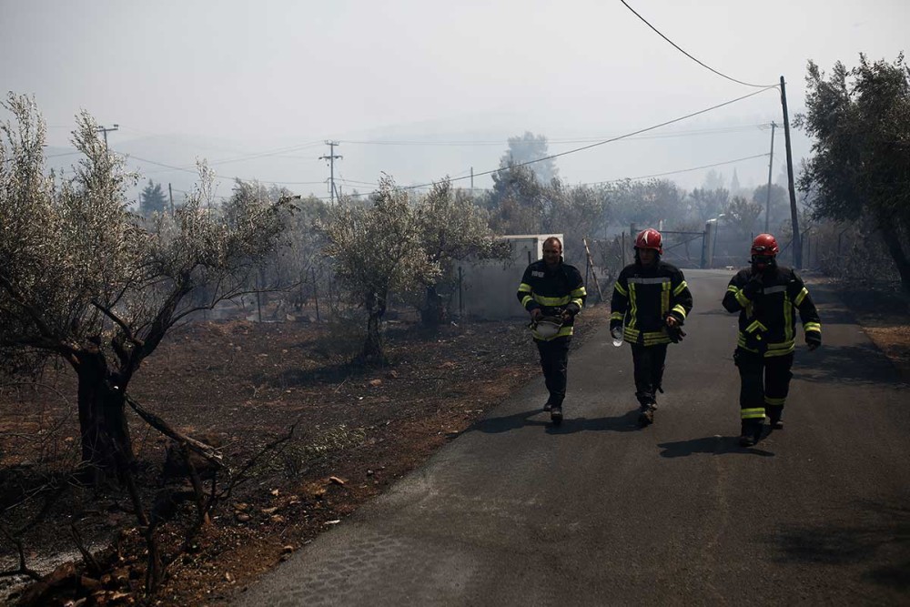 Ισχυρές πυροσβεστικές δυνάμεις παραμένουν και επιχειρούν στα Βίλια-Σε ύφεση η φωτιά