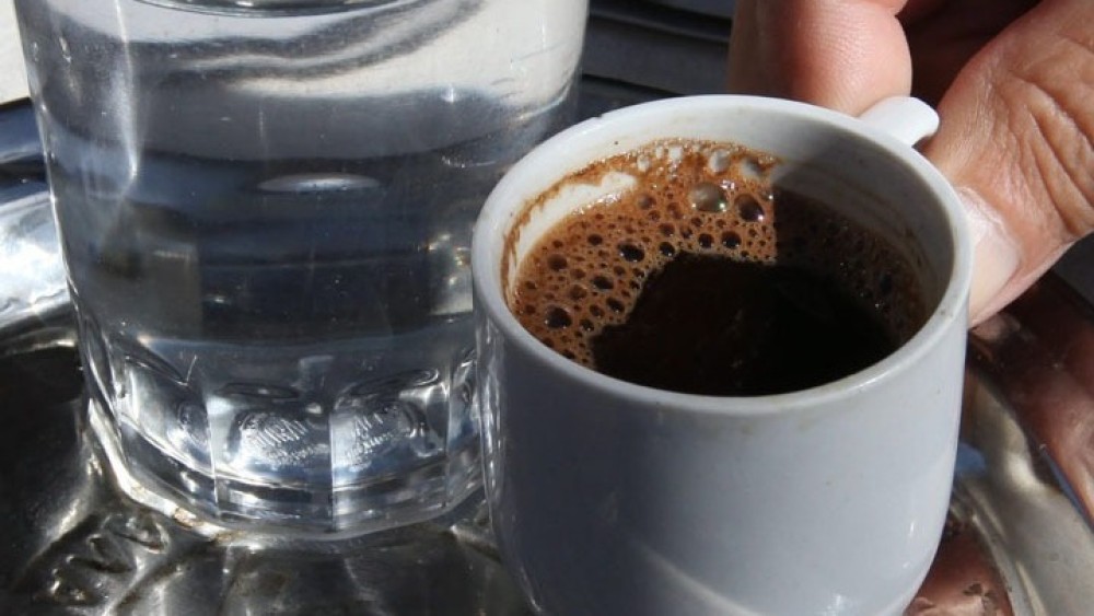 Πόσο θα αυξηθεί η τιμή του καφέ στις καφετέριες λόγω των ανατιμήσεων
