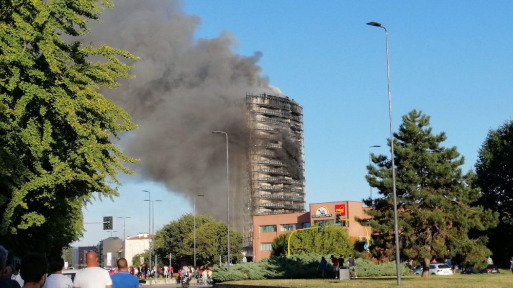 Μιλάνο: Εκκενώθηκε εγκαίρως ουρανοξύστης, που καταστράφηκε από πυρκαγιά 