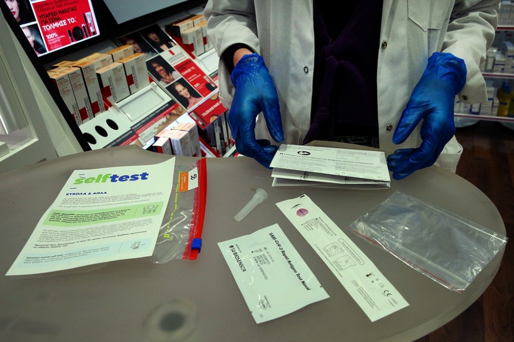 Δωρεάν από σήμερα στα φαρμακεία δύο self test για μη εμβολιασμένους