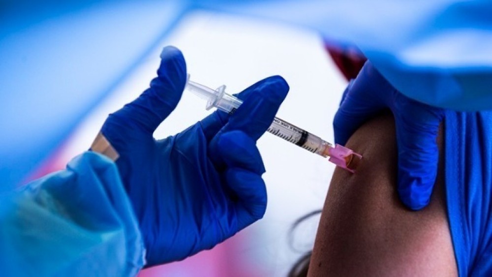 Κορωνοϊός: Ο πλήρης εμβολιασμός μειώνει στο μισό τον κίνδυνο για μακροχρόνια νόσηση