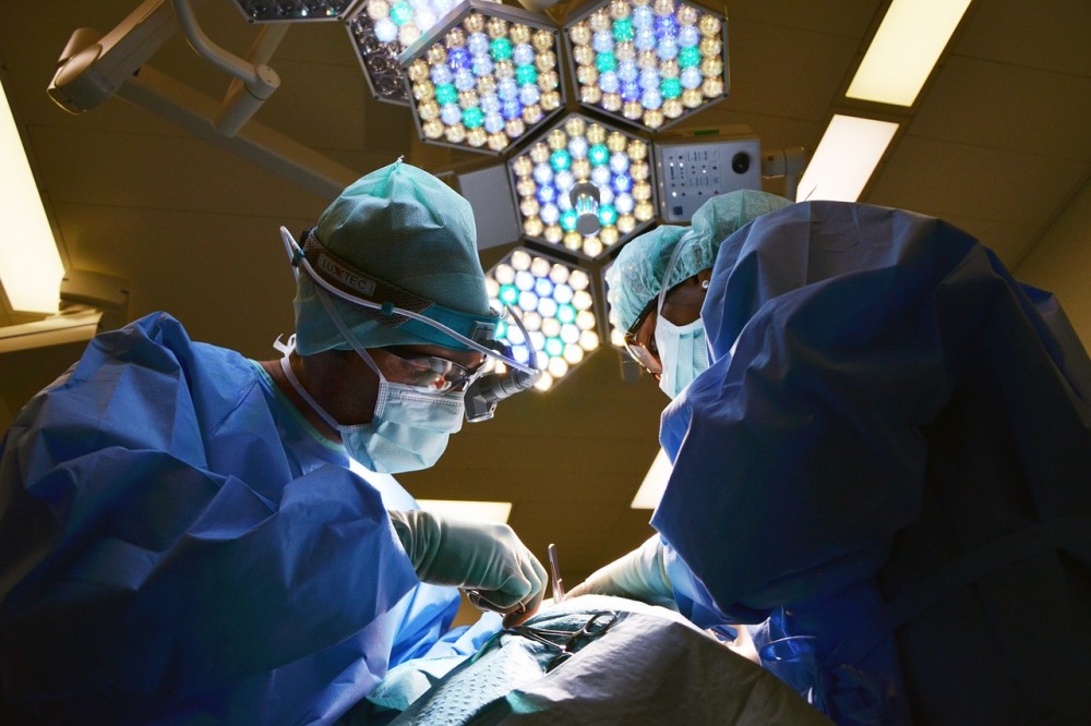 Aναστάτωση στο νοσοκομείο Καβάλας με ανεμβολίαστο χειρουργό