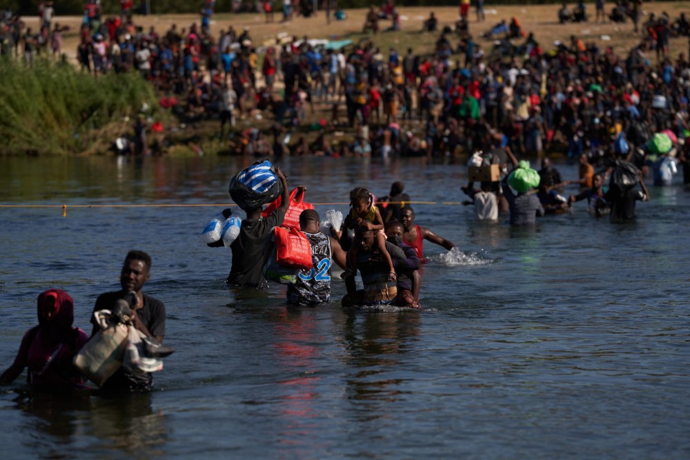 ΗΠΑ: Φωτογραφίες-σοκ με έφιππους συνοριοφύλακες που κυνηγούν Αϊτινούς μετανάστες