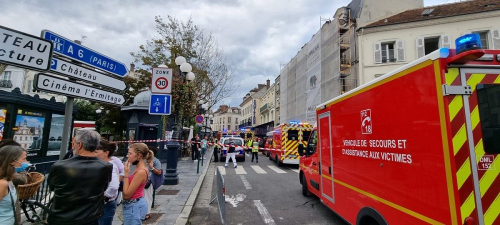Γαλλία: Αυτοκίνητο έπεσε σε θαμώνες καφετέριας (vid)