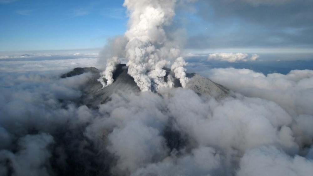 Συναγερμός στην Ιαπωνία μετά την έκρηξη ηφαιστείου-Ογκόλιθοι πετάγονται ένα χιλιόμετρο μακριά