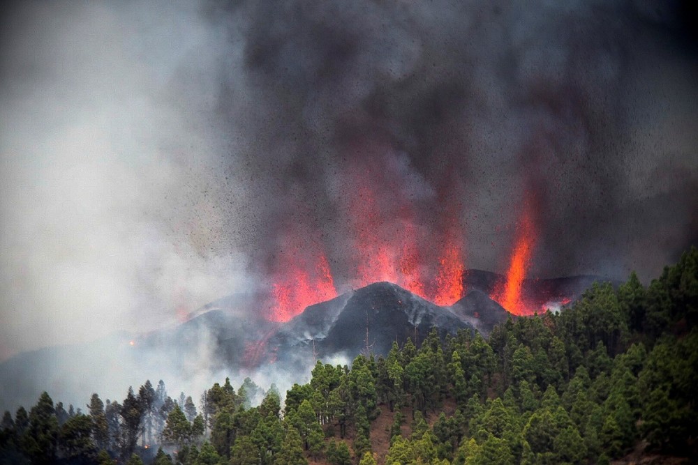 Λάβα και στάχτες εκλύονται από το ηφαίστειο Κούμπρε Βιέχα στη Λα Πάλμα
