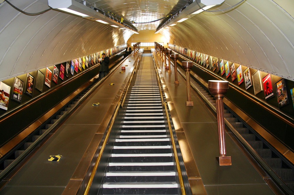 Βρετανία: Γιατί οι Λονδρέζοι πέφτουν στις σκάλες του μετρό;