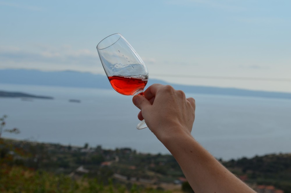 Γάλλοι παραγγέλνουν κρασί από την πρώτη υποθαλάσσια κάβα της Χαλκιδικής