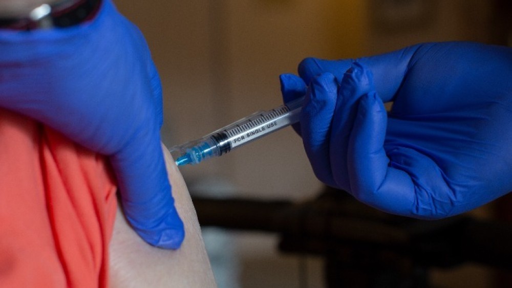 Θεμιστοκλέους για τρίτη δόση εμβολιασμού: Μάλλον θα είναι και η τελευταία για τη θωράκισή μας