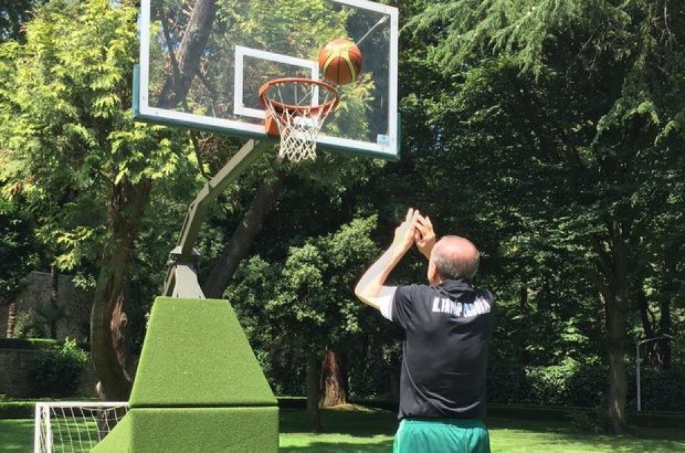 Ερντογάν – Απαντά παίζοντας… μπάσκετ στα δημοσιεύματα που τον θέλουν άρρωστο